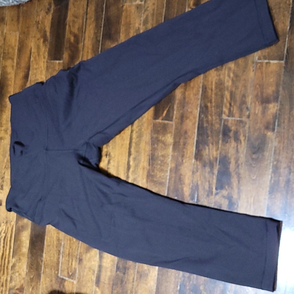 Lululemon  sz 8 black cropped legging in perfect like new condition, barely worn
